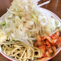 「小ラーメン680円ヤサイ・ニンニク・アブラ・ネギ・キムチ」@らーめん おうか 松戸松飛台店の写真