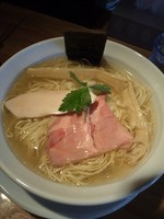 「鶏しおらーめん￥690（平日中盛り無料）」@らーめん専門 うしおととりの写真