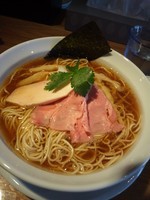 「鶏醤油らーめん　￥690（平日中盛り無料）」@らーめん専門 うしおととりの写真