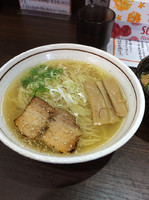 「塩ラーメン+卵かけごはん(730円+110円)」@麺屋はなび 新宿店の写真