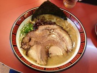 「マイルド豚骨700円平日大盛無料」@中華そば 華丸の写真