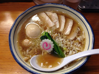 「中華そば（並）＋味玉  780円＋ラーメンウォカーサービス券」@銀座 朧月の写真