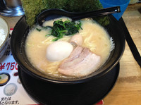 「豚骨醤油ラーメン＋味玉」@横浜とんこつラーメン まんぷく家の写真