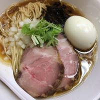 「煮干中華ソバ(黒)、ブラン配合試作麺、出汁打ち込み式味玉」@煮干中華ソバ イチカワの写真