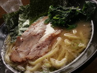 「豚骨醤油ラーメン７００円」@横浜家系 ぱるぷん亭の写真