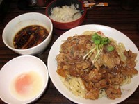 「肉盛りつけ麺並800円＋無料の肉増し・温玉」@魁 肉盛りつけ麺 六代目けいすけの写真
