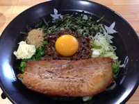 「台湾まぜそば（レギュラー、カレー）+男気肉+餃子（5個）」@らーめん まるはちの写真