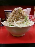 「ラーメン(麺カタメ、ヤサイマシマシ他全マシ)」@豚ラーメン 蕨店の写真