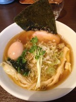 「秋刀魚煮干の中華そば(塩)＋味玉」@つけ麺 弥七の写真