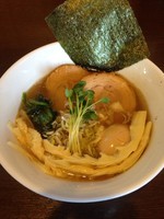 「秋刀魚煮干の中華そば（醤油）＋味玉」@つけ麺 弥七の写真