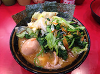 「ラーメン＋味玉＋野菜畑 （660円＋60円＋80円）」@家系総本山 ラーメン吉村家の写真