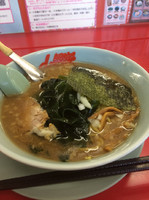 「プレミアムとんこつ醤油 830円」@山岡家 越谷レイクタウン店の写真