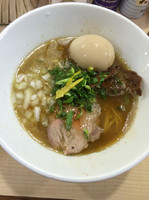「あごだし醤油らーめん750円、トッピング味玉100円」@麺屋MOJAの写真
