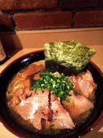「鶏そば（細麺）700円＋豚増し200円」@The Outsidersの写真