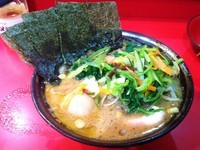 「ラーメン660円＋味玉60円＋野菜畑80円」@家系総本山 ラーメン吉村家の写真