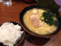 「ラーメン＋サービスライス」@池袋商店の写真