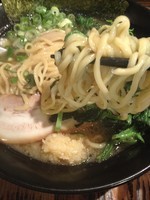 「ラーメン中盛り（無料の味付き玉子＆ほうれん草追加）」@横浜家系ラーメン 石川家 大宮店の写真