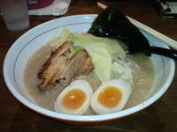 「とんこつしょうゆらーめん+煮玉子」@らぁ麺SHOP hide'の写真