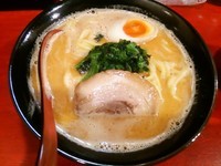 「海老ラーメン（濃厚）＋餃子＋ライス無料」@横浜家系ラーメン希家 上野店の写真