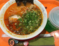 「ピリ辛らーめん（ネギ増量）＋メロンソーダ」@らーめん亀王食堂 イオン大日店の写真