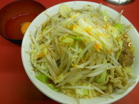 「小ラーメン（ヤサイ・ニンニク・ラー油）＋生たまご」@ラーメン二郎 桜台駅前店の写真