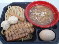 「中華蕎麦 とみ田『王道の濃厚豚骨魚介』+感謝盛」@大つけ麺博 ご当地つけ麺GPの写真