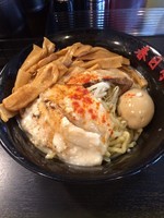 「炙り鶏豚油そば メンマ増し」@油そば 春日亭 神田店の写真