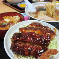 「Bセット（半煮込みかつ丼&ラーメン）+ ソースかつ丼」@牛乳屋食堂の写真
