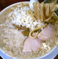 「中華そば 800円（大油）+ 玉ネギ増 100円」@杭州飯店の写真