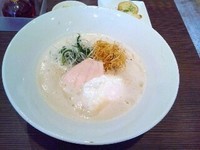 「鶏しろラーメン９５０円＋ポーチドエッグ１５０円」@うさぎ食堂 中目黒店の写真