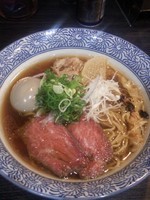 「【nijiの日限定】焙煎牛そば～赤ワイン玉子付1000円」@麺処 ほん田 nijiの写真