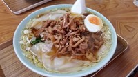 「ワンタンメン +鶏皮」@さくらい食堂の写真