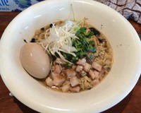 「白湯煮込みそば＋味玉＋ライス（￥880＋￥100＋サービス）」@麺酒処 ふくろうの写真