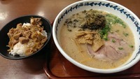 「高菜ラーメン、赤麺、替え玉２個、チャーシュー丼」@西海製麺所 稲城若葉台店の写真