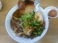 「ぶっかけカレー(チリソースチキン添え)S」@MENYA 食い味の道有楽の写真