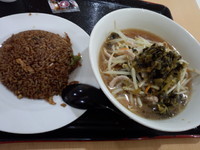 「高菜入り野菜麺半炒飯セット（黒半炒飯）730円」@福泰厨房 島忠ホームズ草加舎人店の写真