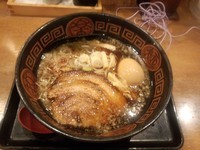 「濃厚醤油ラーメン 730円」@らぅ麺 ガラ喰楽学校 大宮店の写真