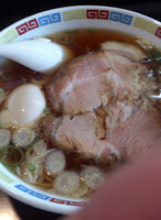 「とんみん醤油＋味玉＋叉焼１枚（650円）」@13湯麺の写真