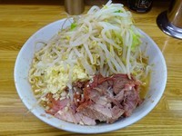 「小ラーメン（650円）麺かためヤサイニンニクアブラ？」@ラーメン二郎 赤羽店の写真
