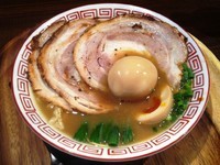 「チャーシューメン 770円　まっかな味玉 100円」@Noodle Works -BALI-の写真