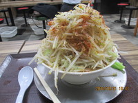 「ラーメン　大盛　￥750　野菜ダブルにんにく」@ジャンクガレッジ プレナ幕張店の写真