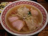 「【限定】飛び魚ワンタン麺（白醤油）　＋味玉：サービス券」@麺肴 ひづきの写真