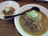 「正油ラーメン+牛スジ丼(800円)」@シマシマトムの写真