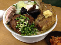 「感謝の月 JUN拳骨ブタ蕎麦(BONESを乗せて) S」@MENYA 食い味の道有楽の写真