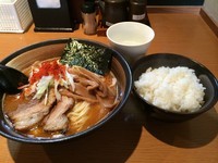 「濃厚辛ラーメン＋ライス」@麺屋 炙りの写真