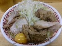 「小豚 なまたまご ニンニク少し」@ラーメン二郎 環七新新代田店の写真
