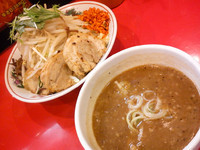 「つけ麺ZERO 880円（野菜増し大蒜辛アゲ+豚マシマシ）」@用心棒Ⅱ階の写真