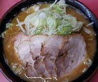 「ラーメン中盛760円+バラ5枚100円」@王道家の写真