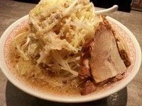 「角ふじラーメン(中盛・250g・野菜・脂)750円→600円」@麺処 湊生の写真