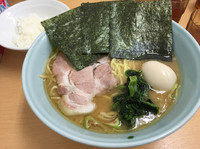 「ラーメン中盛＋味玉＋小ライス」@横浜家系らーめん 秀吉家の写真